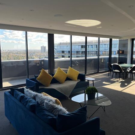 The Kinson Hotel Melbourne Kültér fotó The living room of a three-bedroom apartment