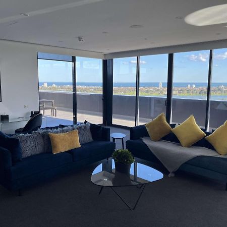 The Kinson Hotel Melbourne Kültér fotó The living room of a three-bedroom apartment at The Beacon