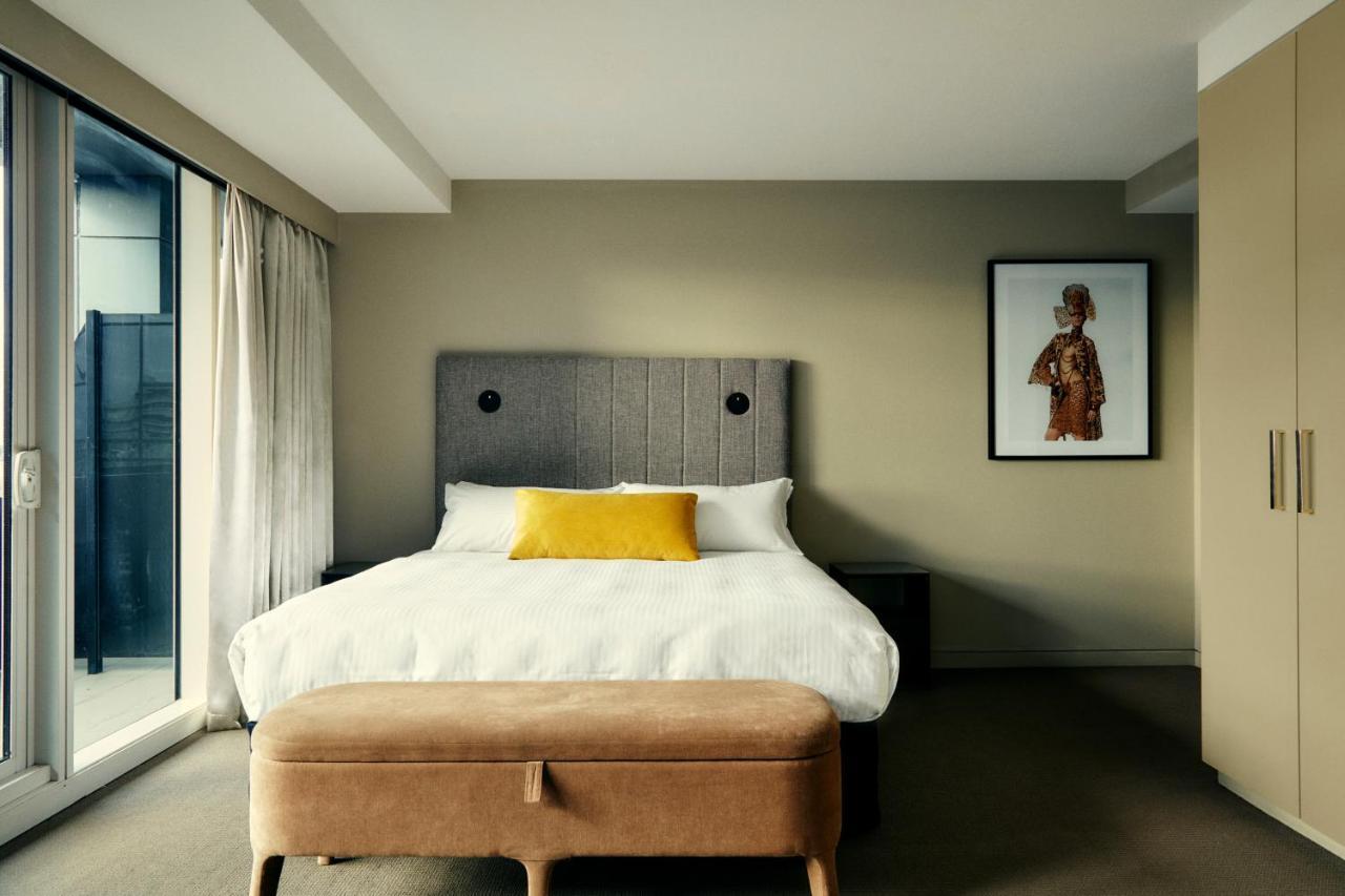 The Kinson Hotel Melbourne Kültér fotó A bedroom at the hotel