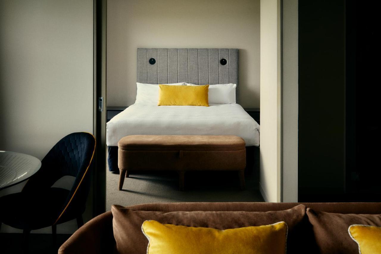 The Kinson Hotel Melbourne Kültér fotó A bedroom at the hotel