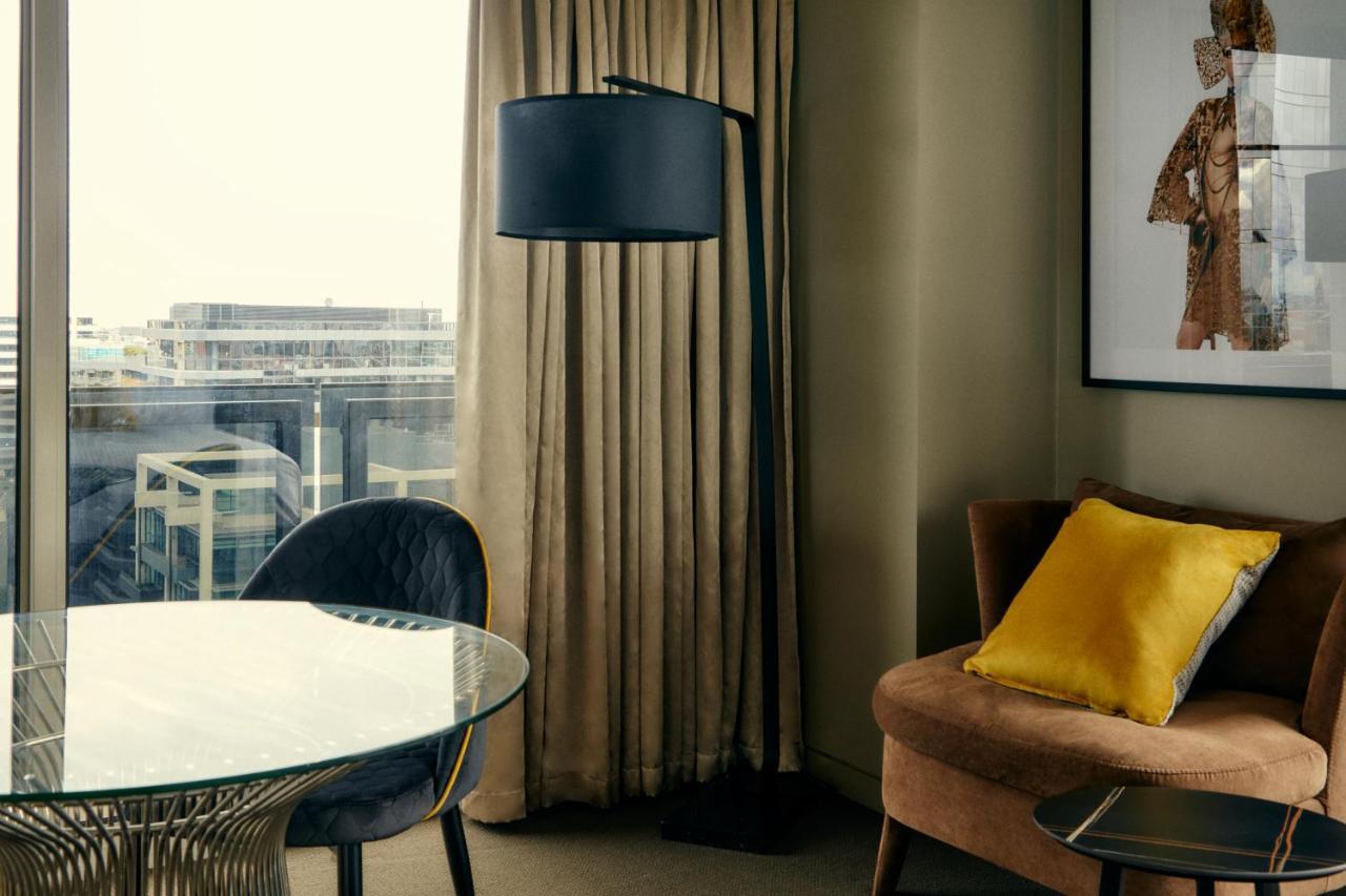 The Kinson Hotel Melbourne Kültér fotó A floor lamp