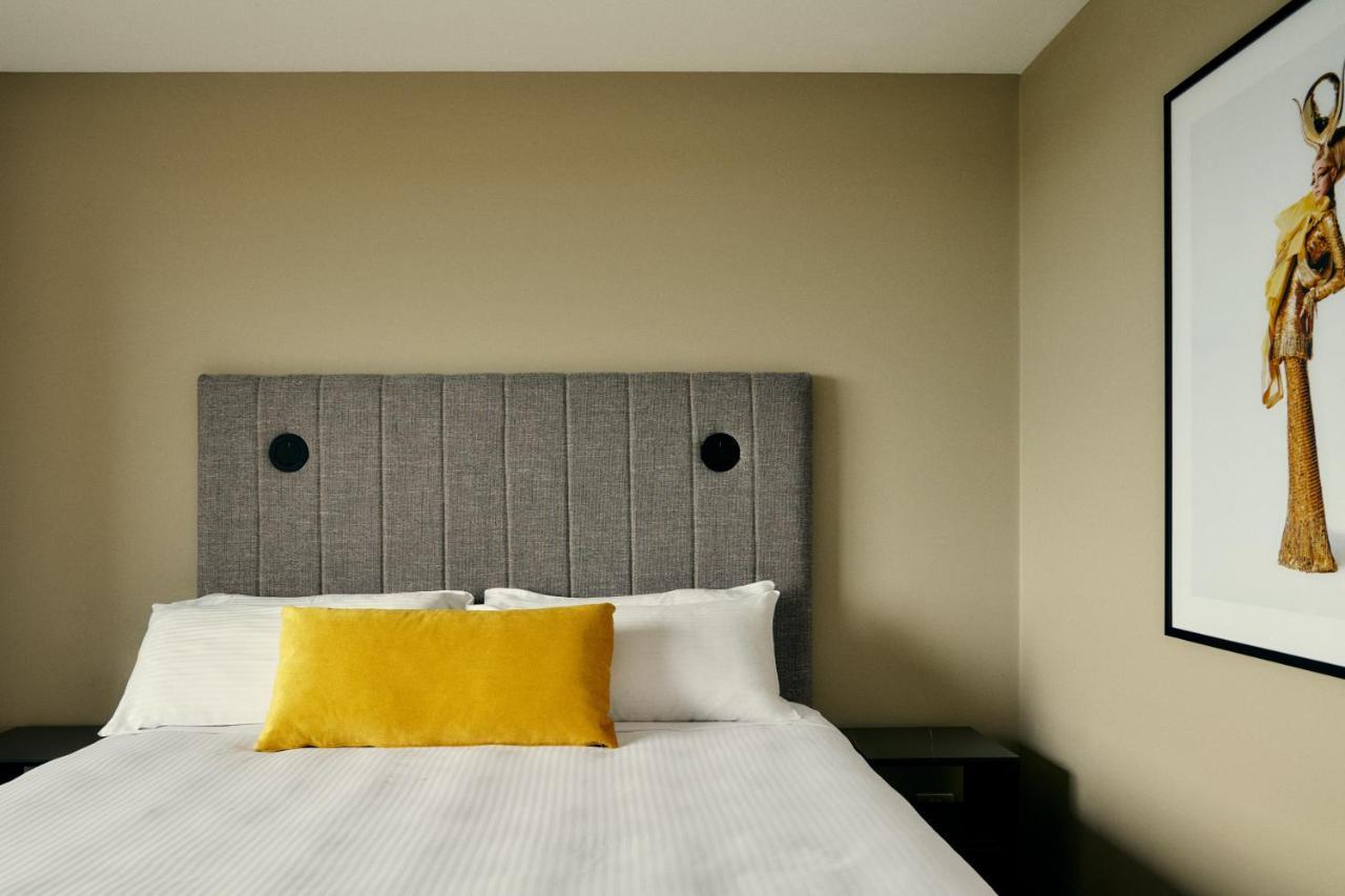 The Kinson Hotel Melbourne Kültér fotó A bedroom at the hotel