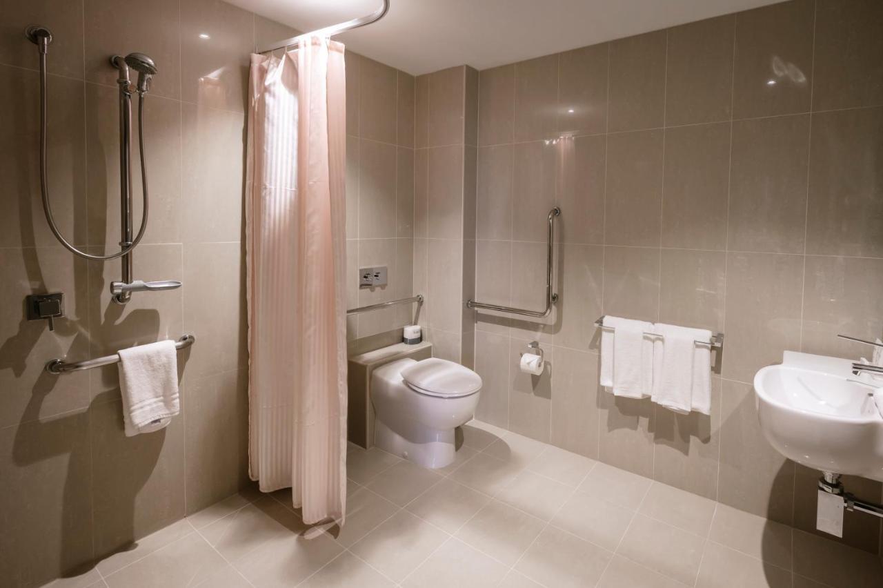 The Kinson Hotel Melbourne Kültér fotó A wet room in a hotel