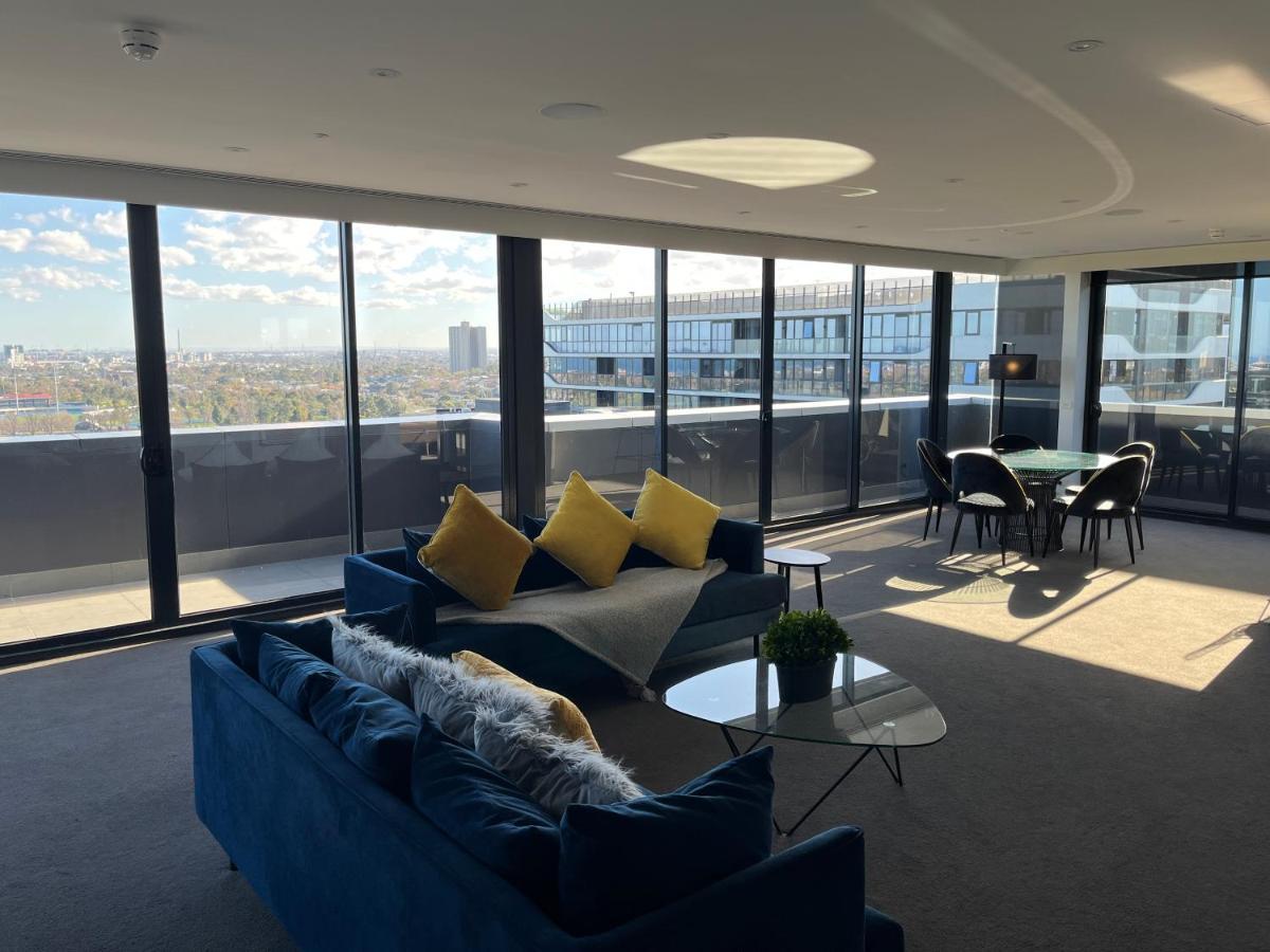 The Kinson Hotel Melbourne Kültér fotó The living room of a three-bedroom apartment