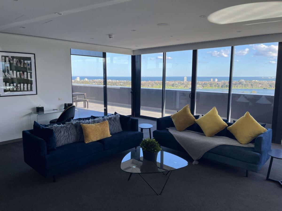 The Kinson Hotel Melbourne Kültér fotó The living room of a three-bedroom apartment at The Beacon