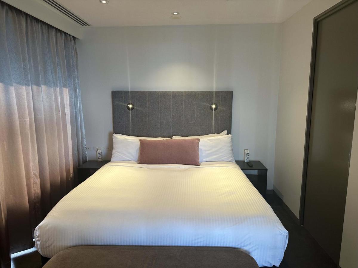 The Kinson Hotel Melbourne Kültér fotó A bedroom at the hotel