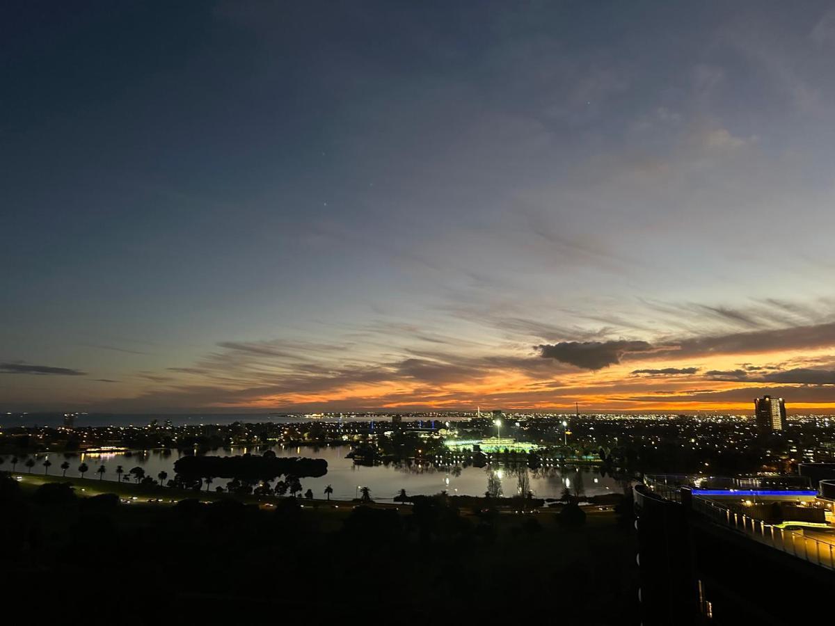 The Kinson Hotel Melbourne Kültér fotó Sunset over the city