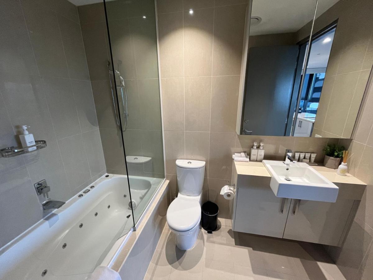 The Kinson Hotel Melbourne Kültér fotó Bathroom