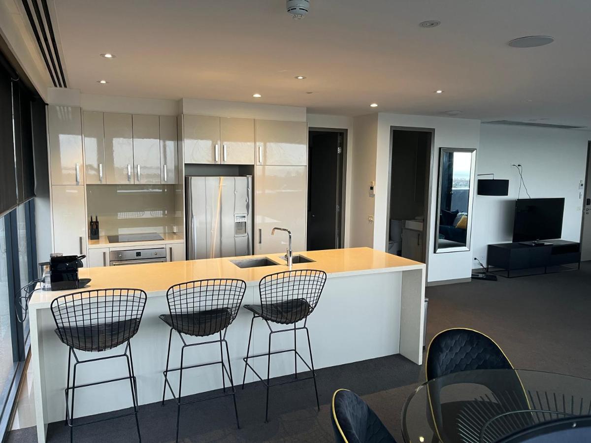 The Kinson Hotel Melbourne Kültér fotó A kitchen in a typical apartment