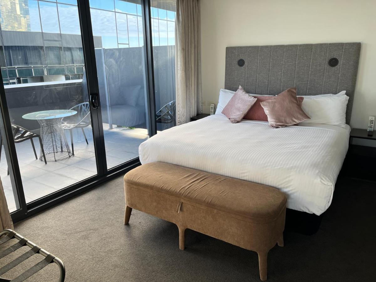 The Kinson Hotel Melbourne Kültér fotó A bedroom at the hotel